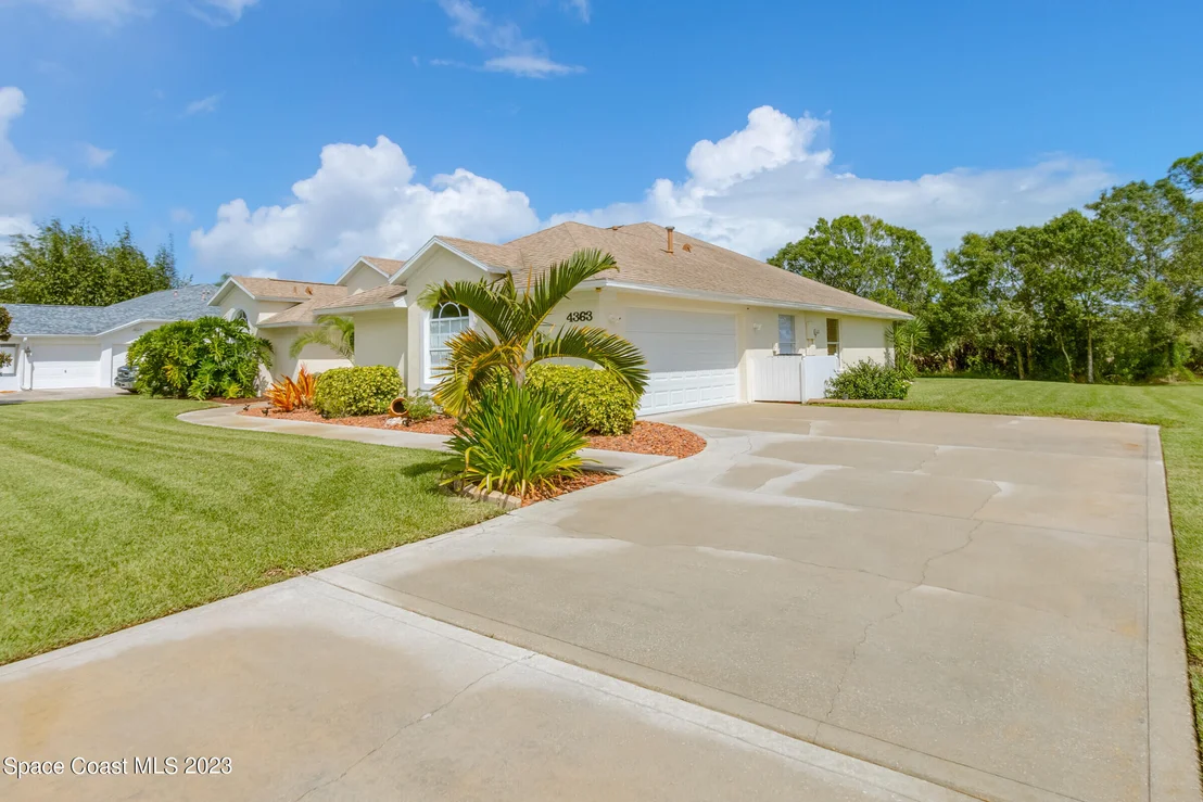 Photo of 4363 Long Lake Road