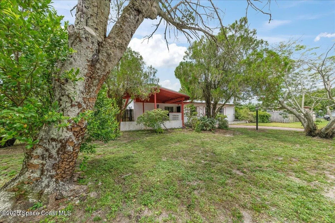 Photo of 979 Bouganvillea Drive