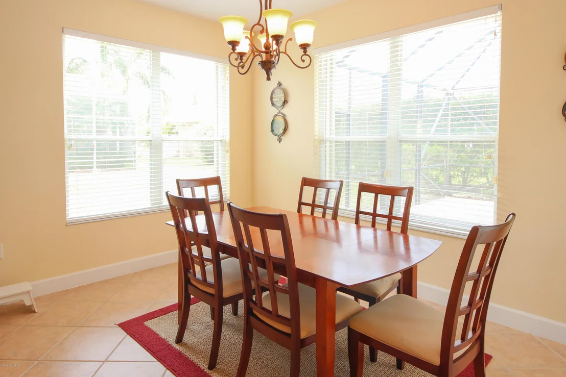 Photo of 885 Chatsworth Drive