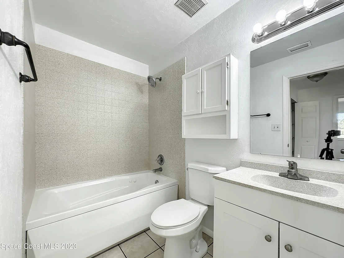 Photo of 580 Eldron Boulevard SE