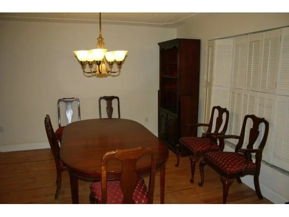 Photo of 2141 N Riverside
