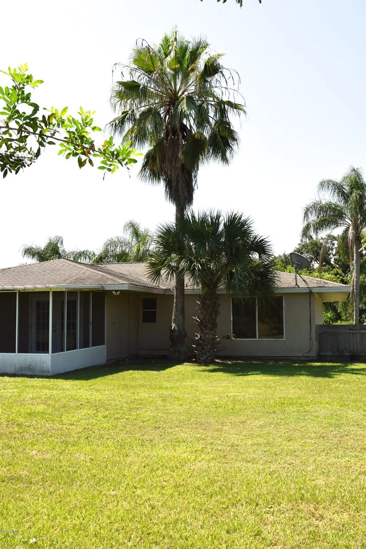 Photo of 881 Riviera Drive NE