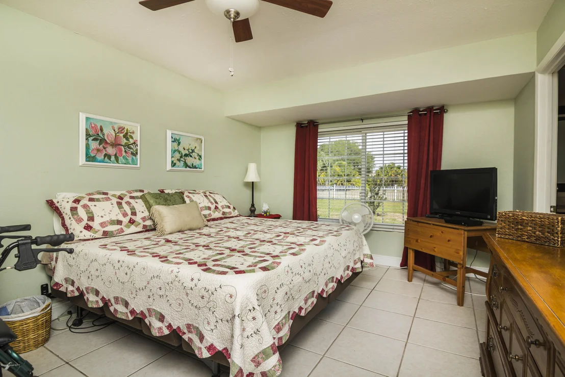 Photo of 905 Riviera Drive NE