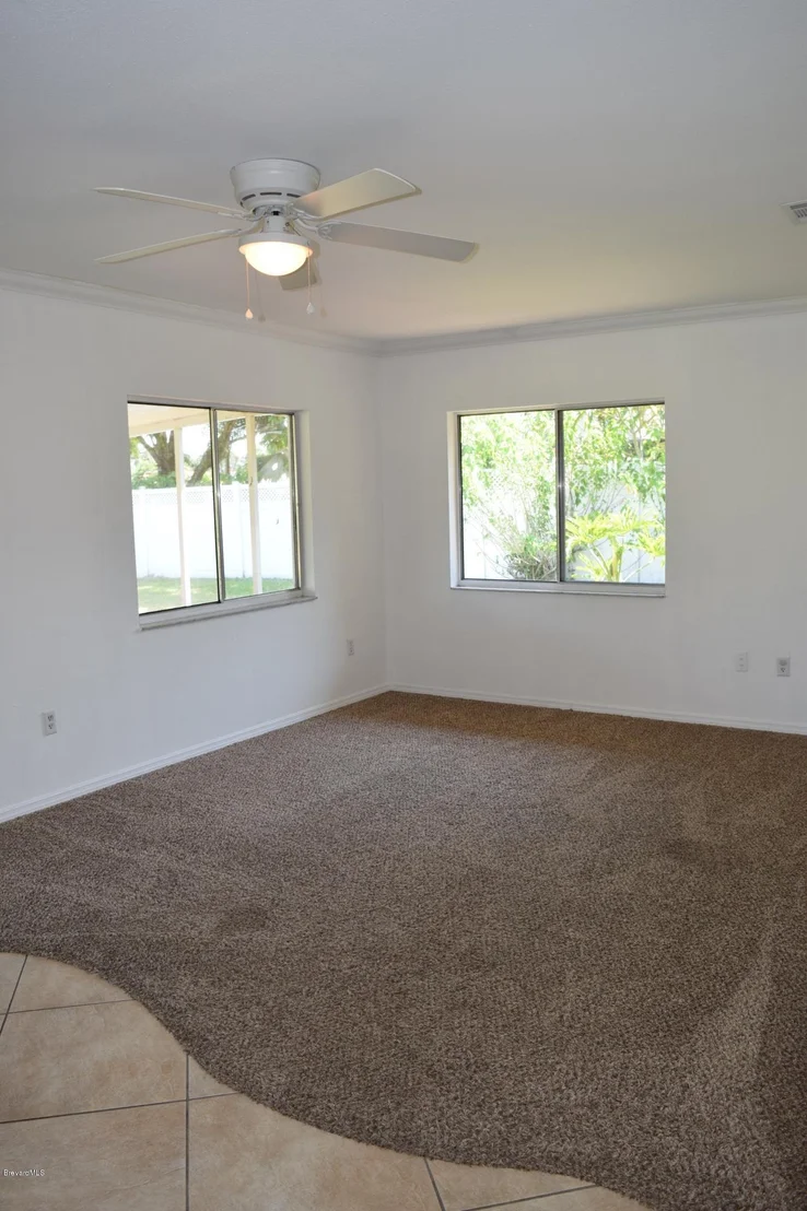 Photo of 881 Riviera Drive NE