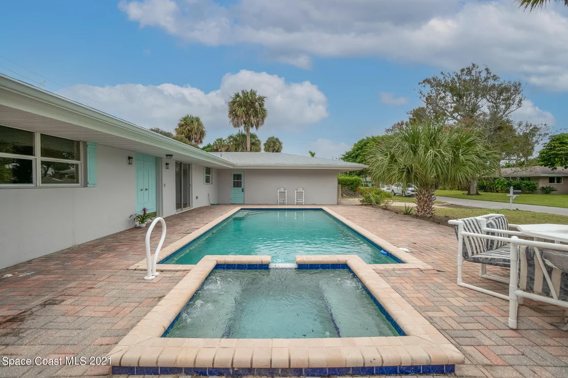 Photo of 555 Bahama Drive