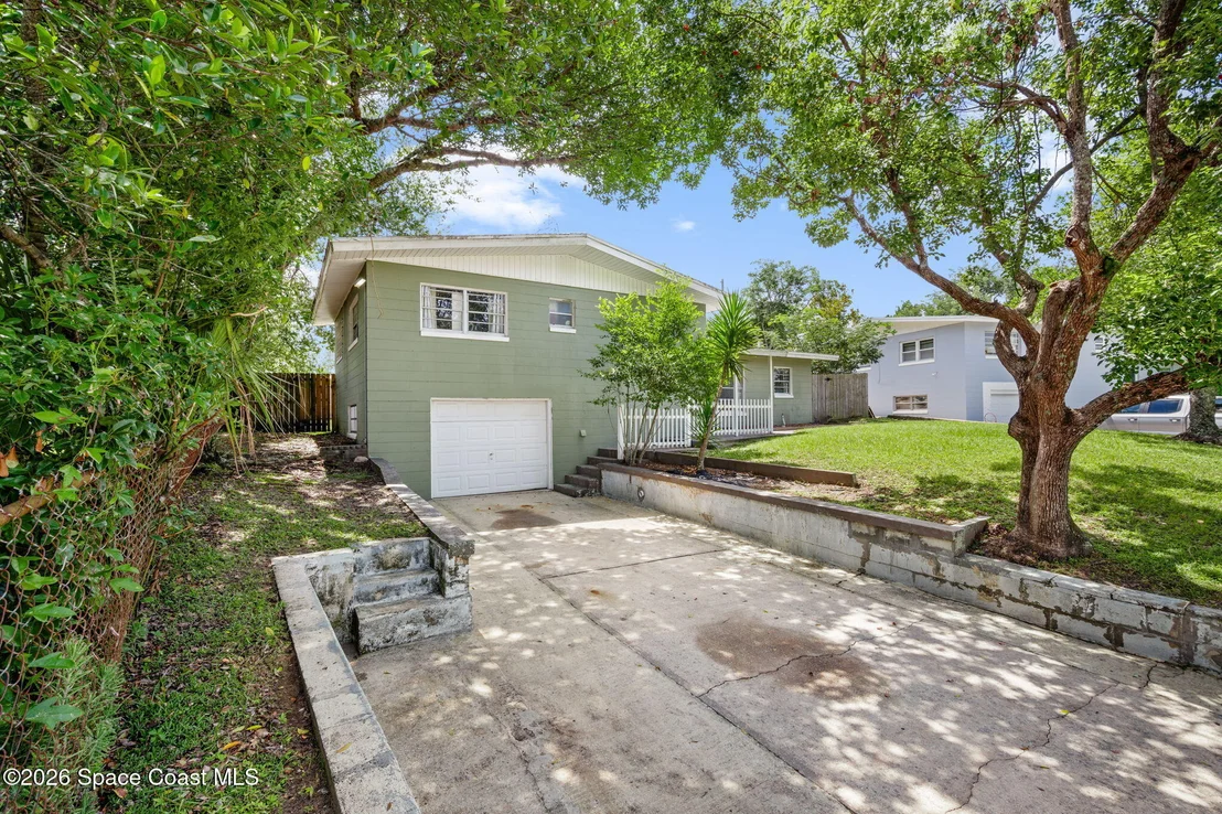 Photo of 1425 Crest Drive