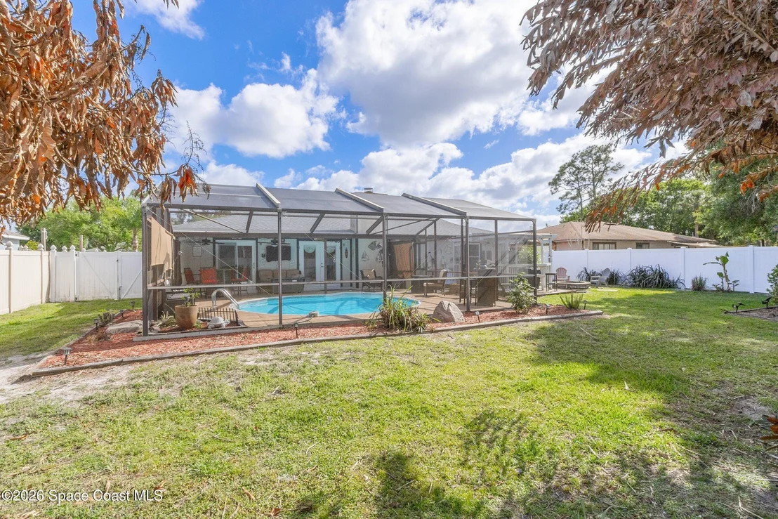 Photo of 413 Orlov Road NW