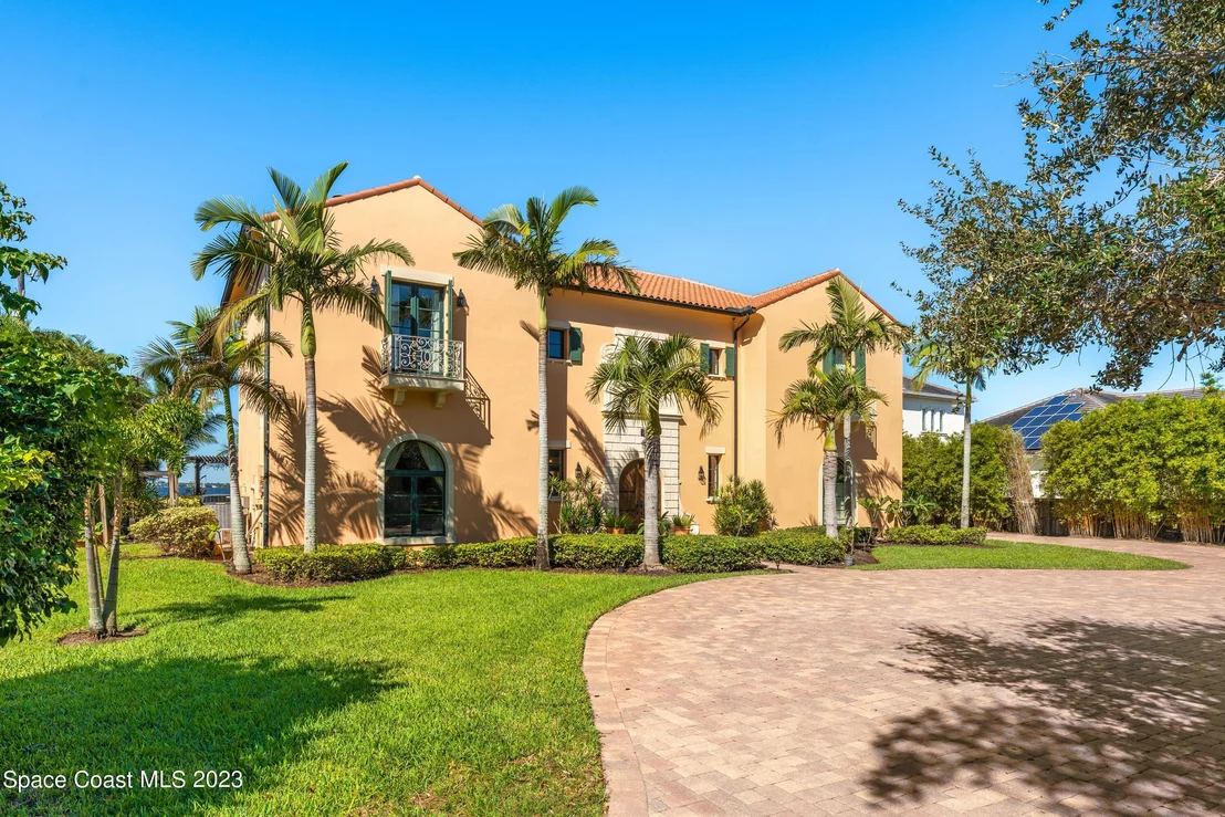 Photo of 2142 N Riverside Drive