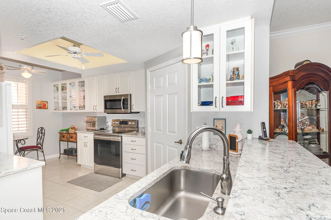 Photo of Unit 705 at 100 Riverside Drive