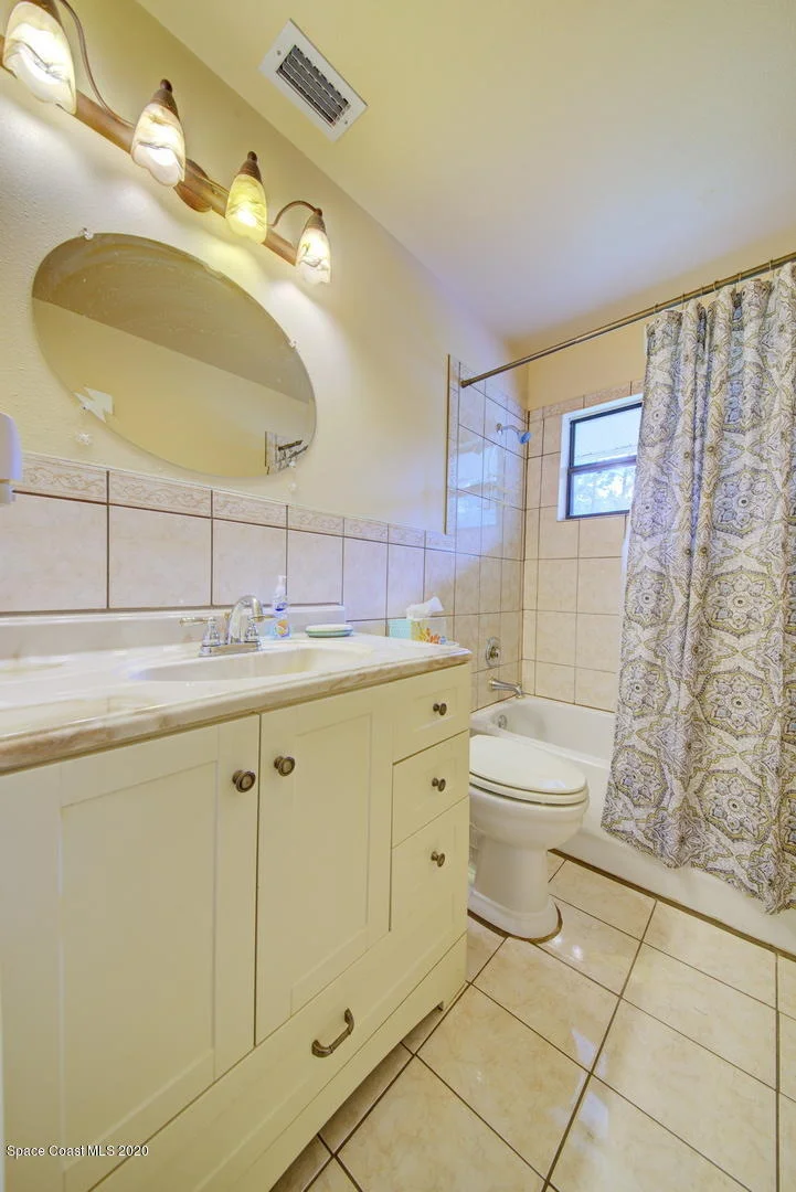 Photo of 1043 Green Road