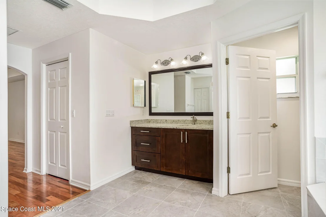 Photo of 4353 Long Lake Road