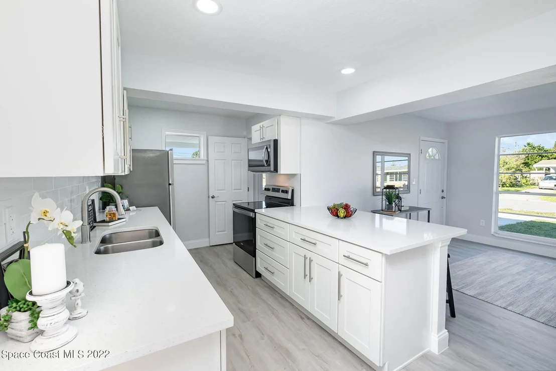 Photo of 948 Canada Street NE
