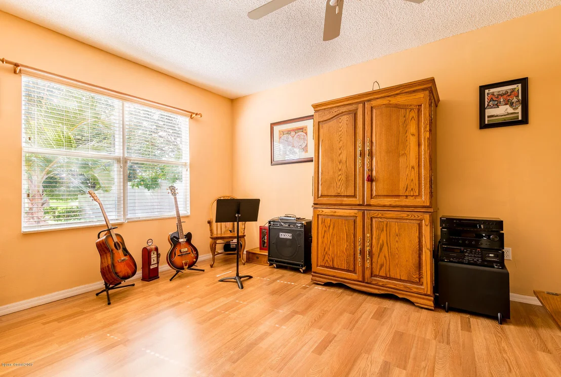 Photo of 981 Hollister Drive