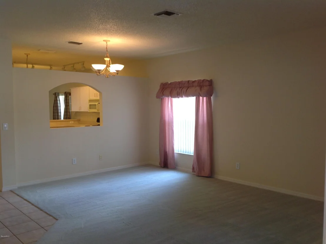 Photo of 982 Villa Drive