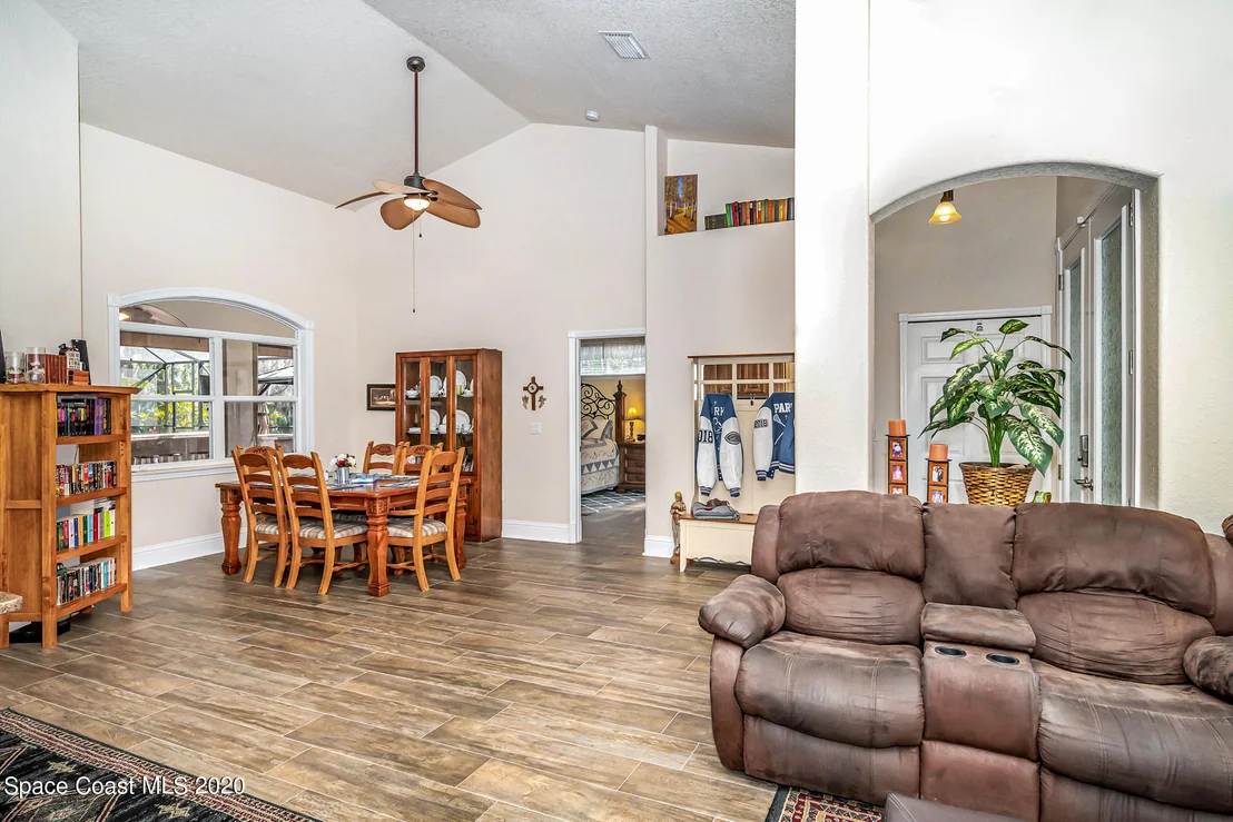 Photo of 4333 Long Lake Road