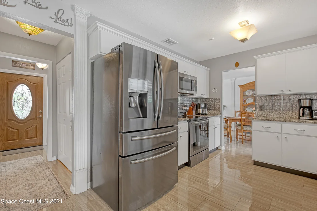 Photo of 895 Riviera Drive NE