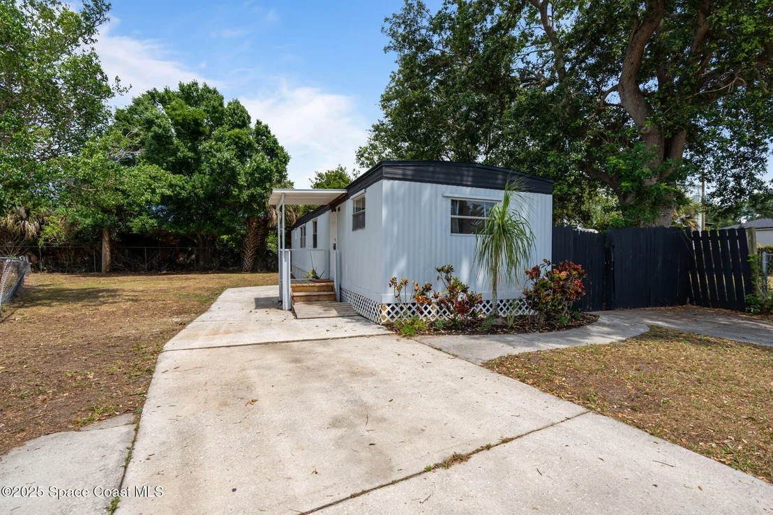 Photo of 2593 Amberly Road NE