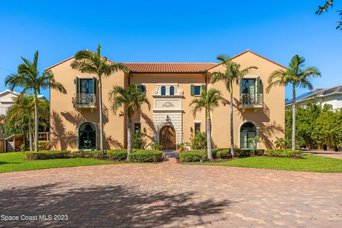 Photo of 2142 N Riverside Drive