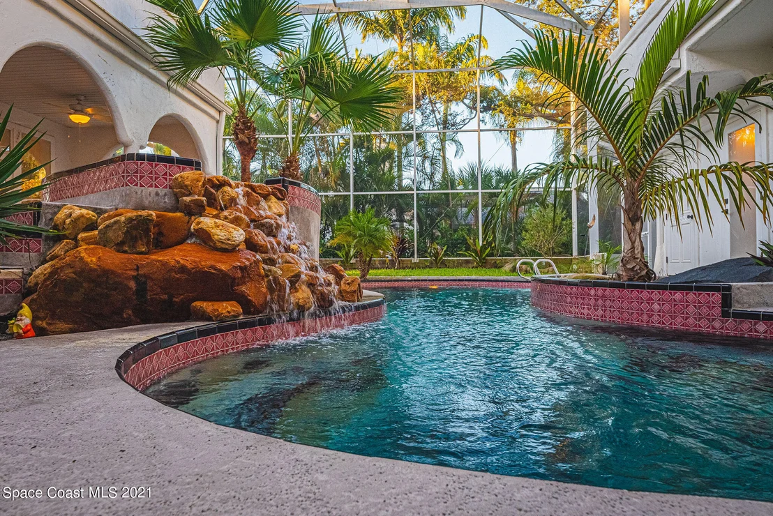 Photo of 472 Peregrine Drive