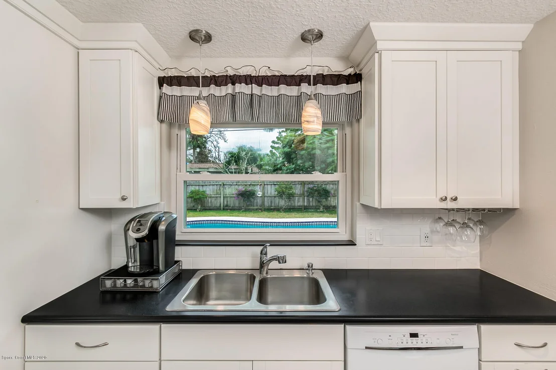 Photo of 565 Seabreeze Drive