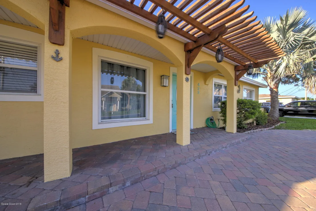 Photo of 433 Cardinal Drive