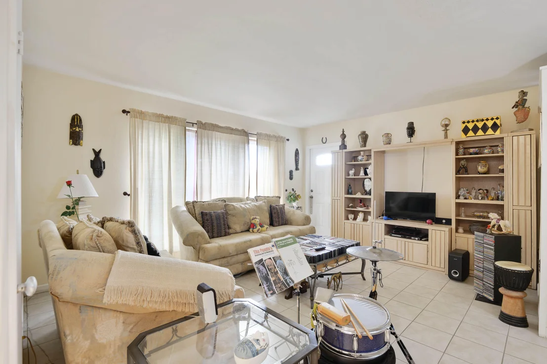 Photo of 939 Bianca Drive NE