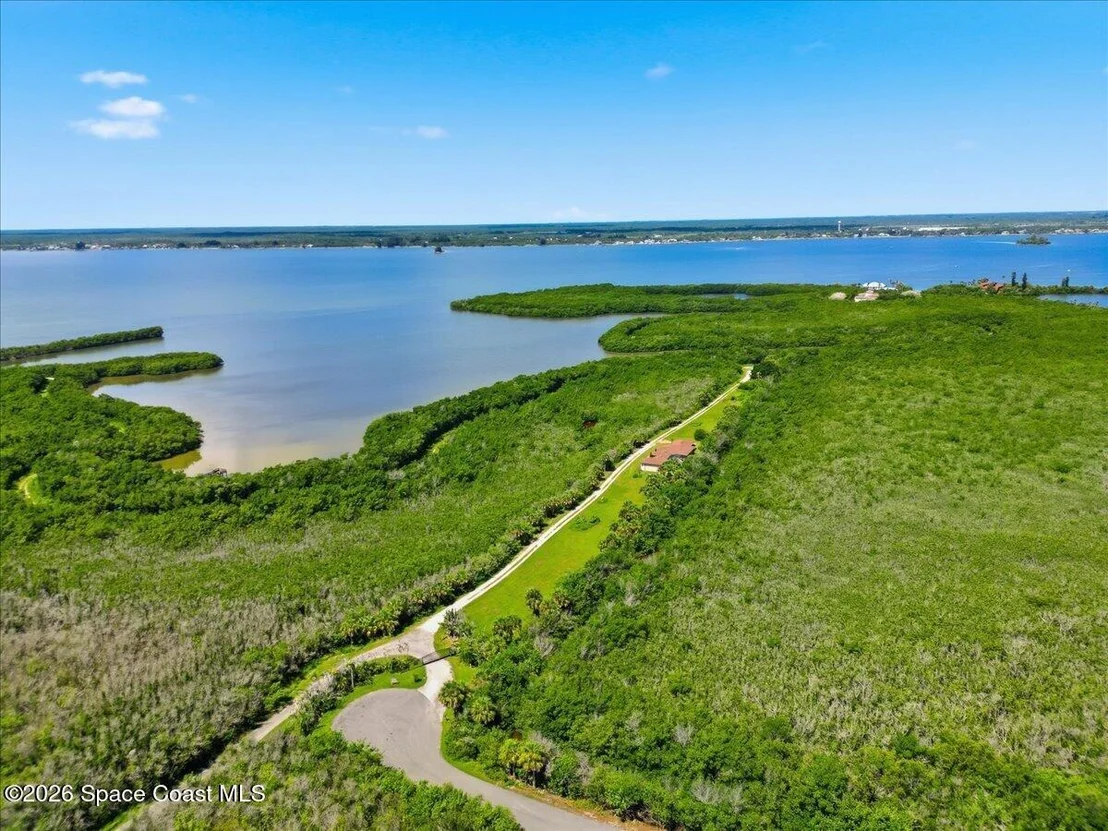 Photo of 195 River Drive
