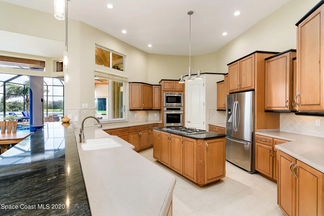Photo of 975 Chatsworth Drive