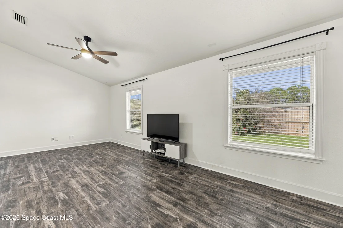 Photo of 449 NE Gilbert Drive NE