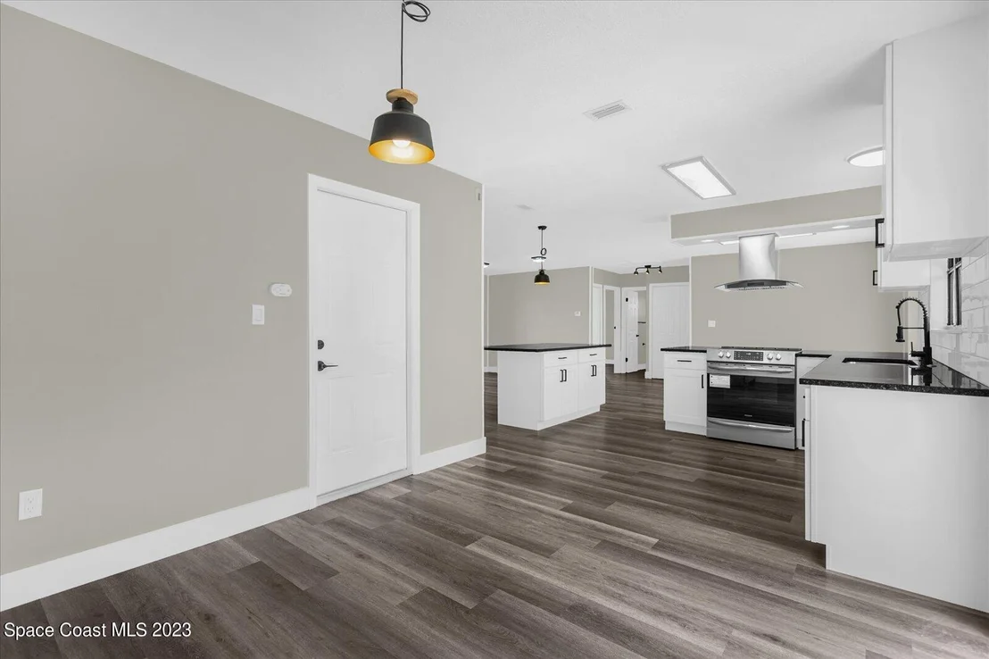 Photo of 814 Angle Street NE