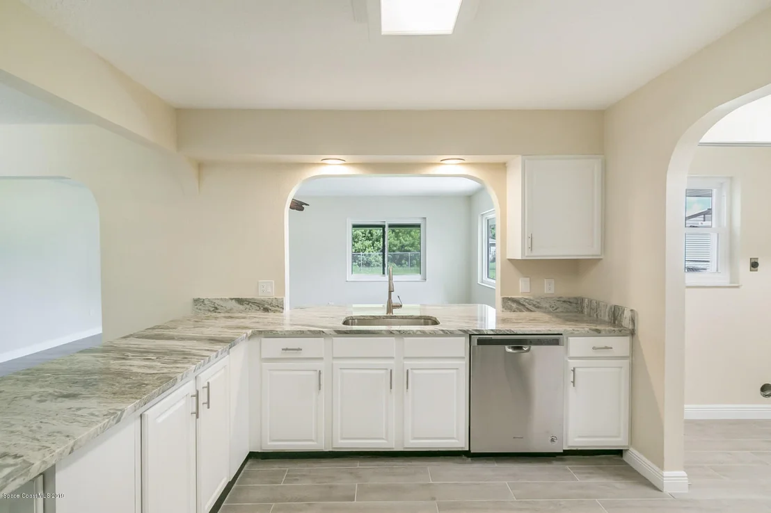 Photo of 974 Mariposa Drive NE
