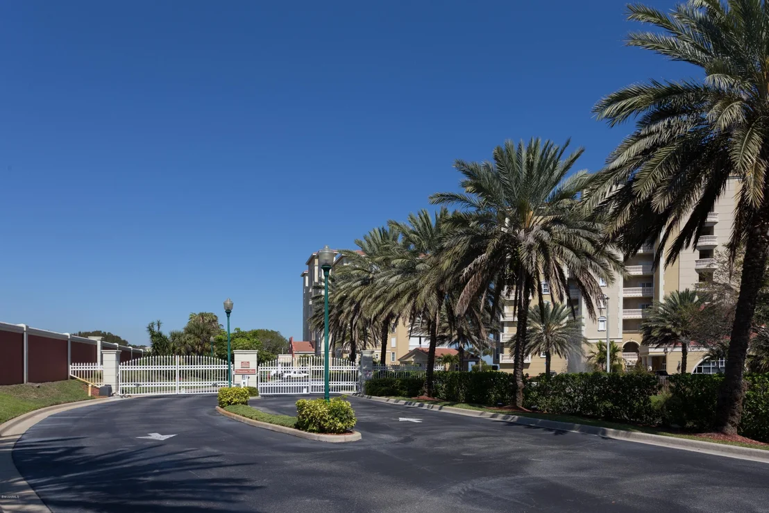 Photo of Unit 304 at 4975 NE Dixie Highway