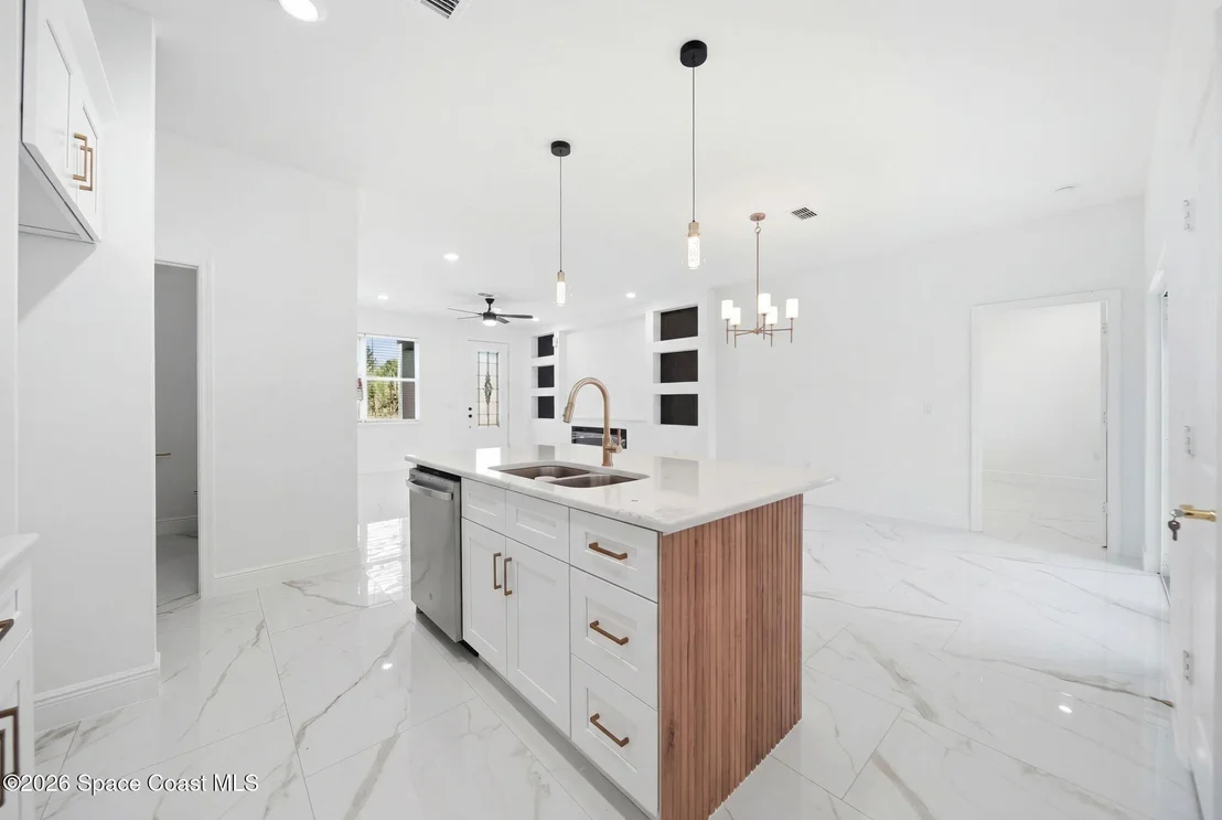Photo of 2180 Cogan Drive SE