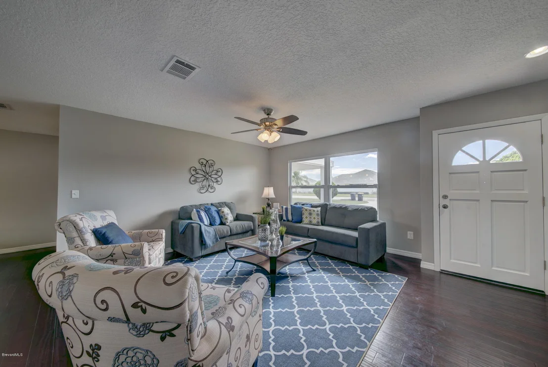 Photo of 1025 Riviera Drive NE
