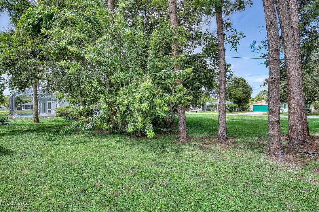 Photo of 975 Pineland Drive