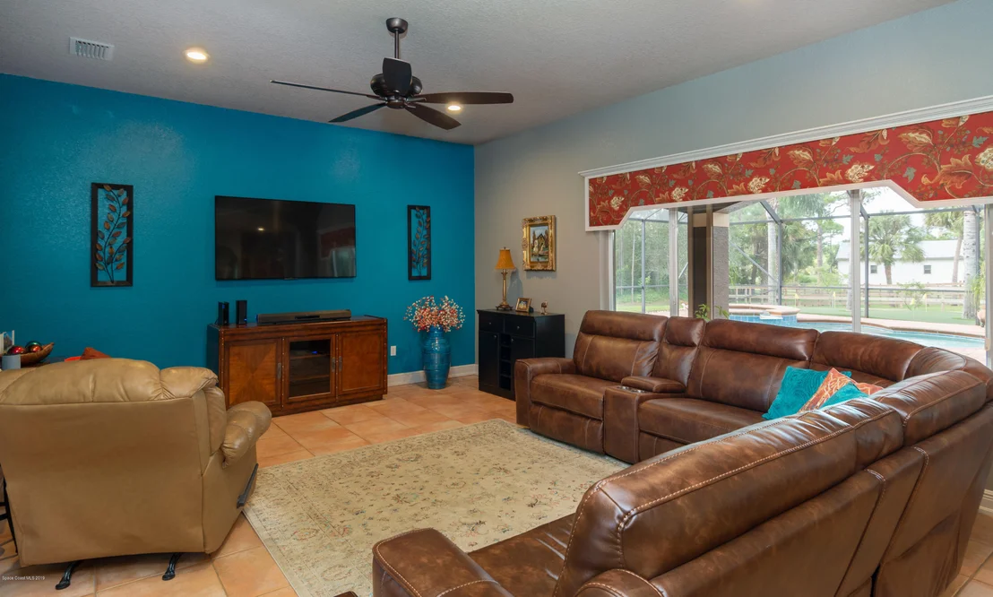 Photo of 6940 Hacienda Drive