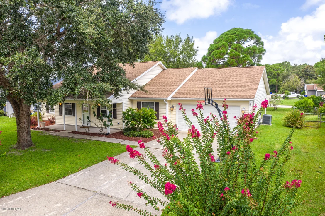 Photo of 1074 Red Bud Circle