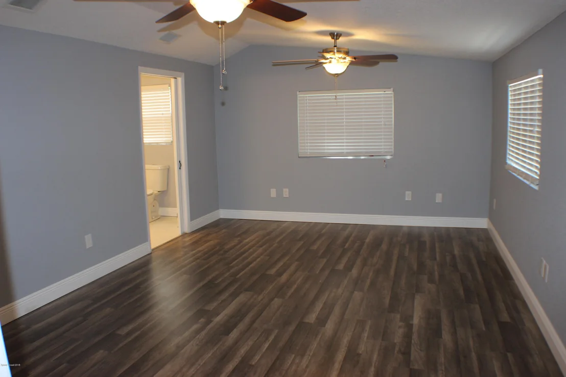 Photo of 1042 Cabot Drive NE