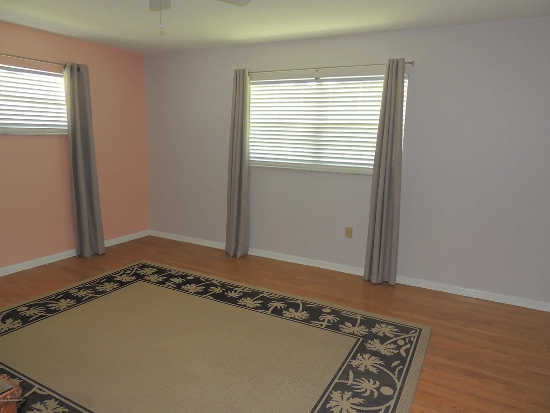 Photo of 327 Dorset Drive S