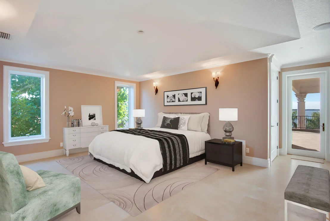 Photo of 2700 N Riverside Drive N