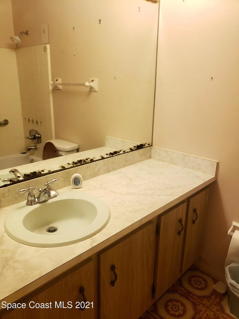Photo of 879 Onyx Drive NE
