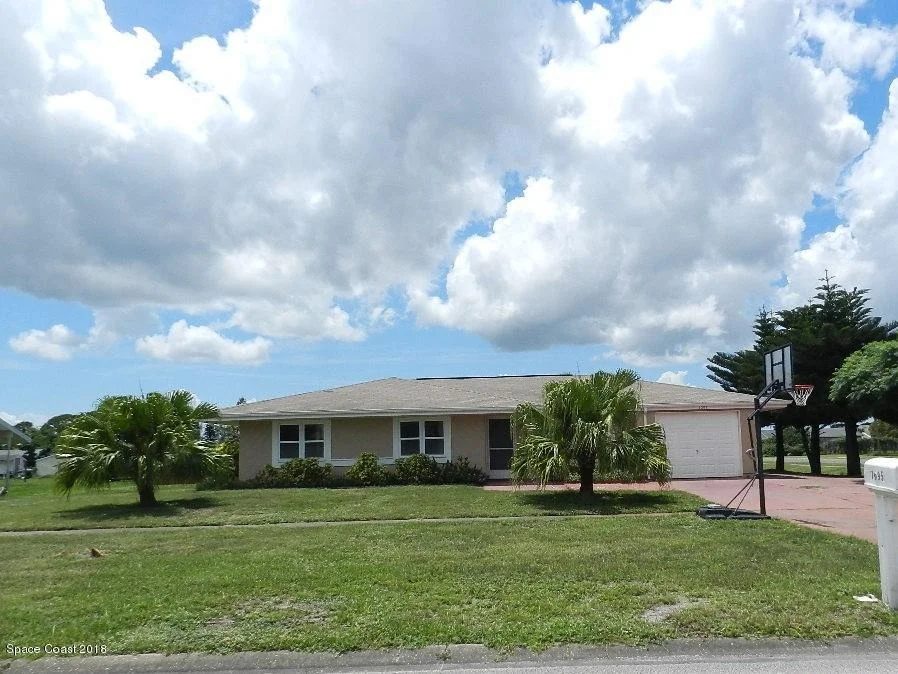 Photo of 1095 NE Riviera Drive NE
