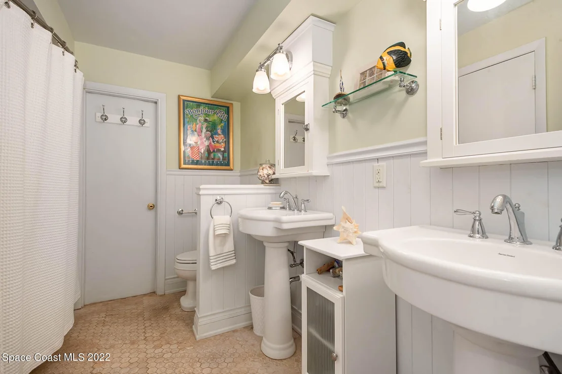 Photo of 180 White Oak Circle