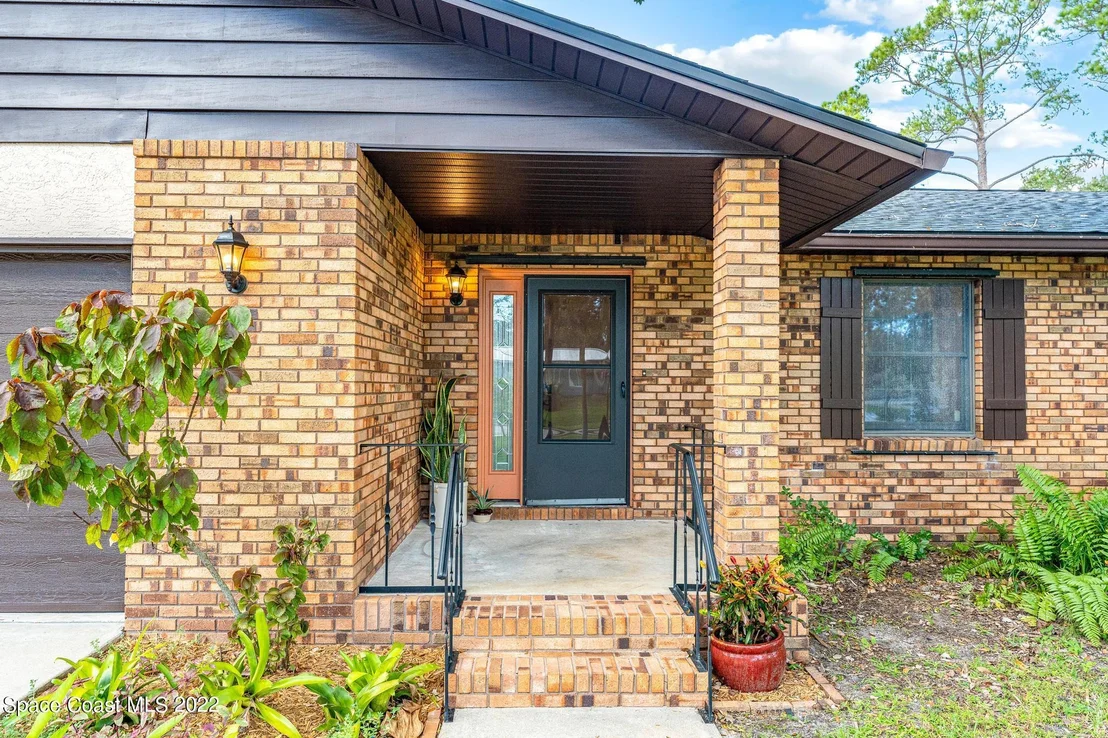 Photo of 1807 Live Oak Drive N