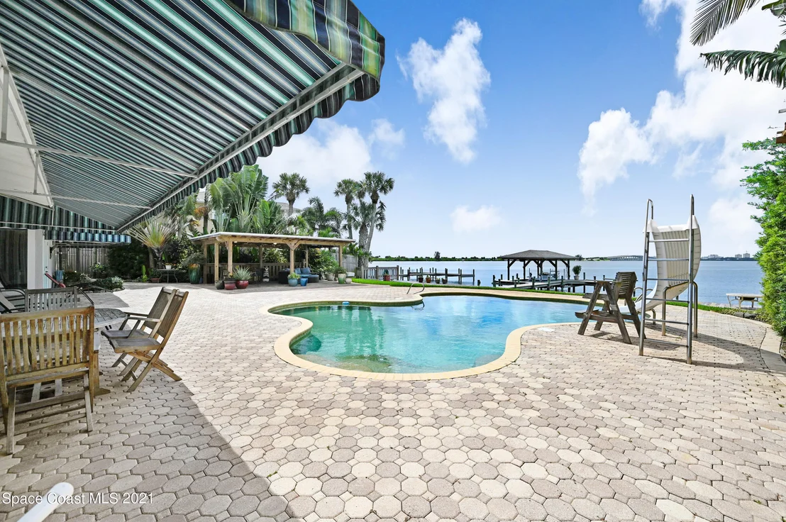 Photo of 600 N Riverside Drive