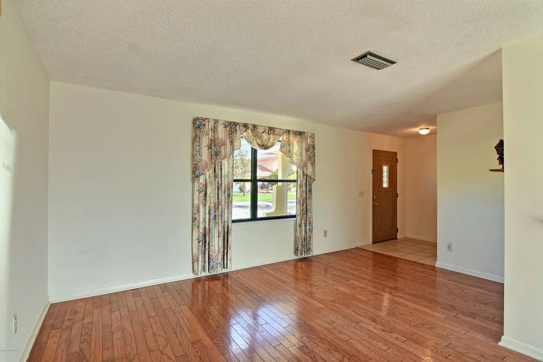 Photo of 387 Nikomas Way