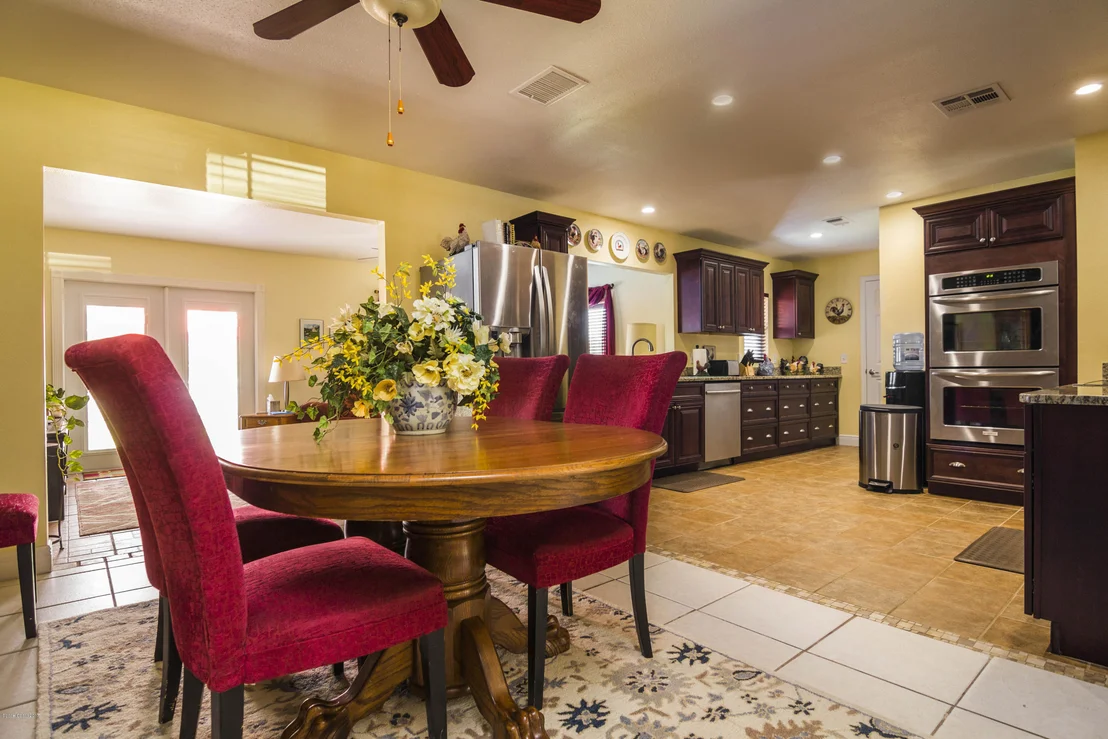 Photo of 905 Riviera Drive NE