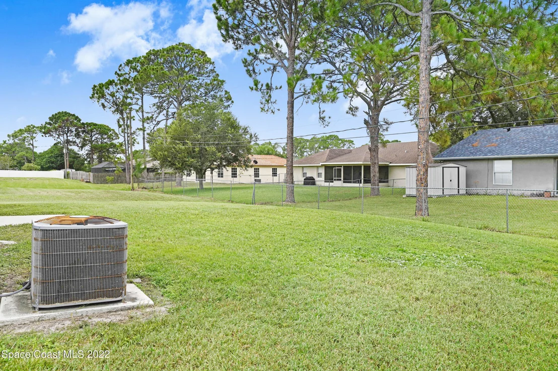 Photo of 880 Lyons Circle NW