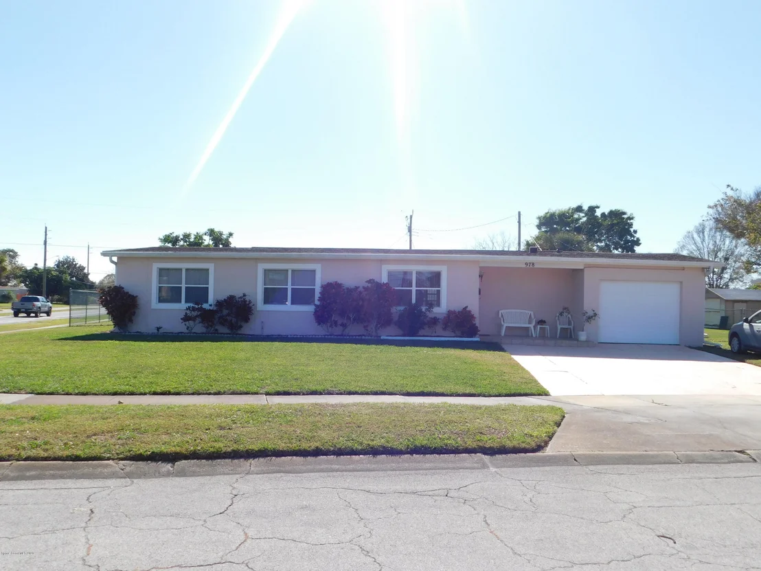 Photo of 978 Bianca Drive NE