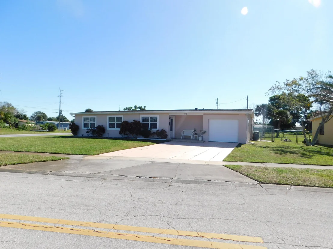 Photo of 978 Bianca Drive NE